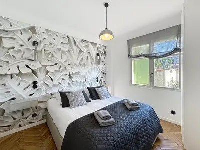 Un ou plusieurs lits dans un hébergement de l'établissement Modern 5-bedroom villa with swimming pool in Cannes