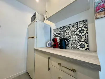 Cuisine ou kitchenette dans l'établissement Le Versailles SCLS - Wifi, Clim, Rue d'Antibes
