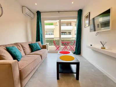Coin salon dans l'établissement Le Versailles SCLS - Wifi, Clim, Rue d'Antibes