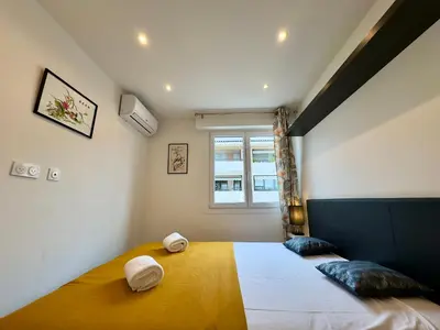Un ou plusieurs lits dans un hébergement de l'établissement Le Versailles SCLS - Wifi, Clim, Rue d'Antibes