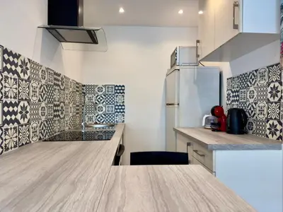 Cuisine ou kitchenette dans l'établissement Le Versailles SCLS - Wifi, Clim, Rue d'Antibes