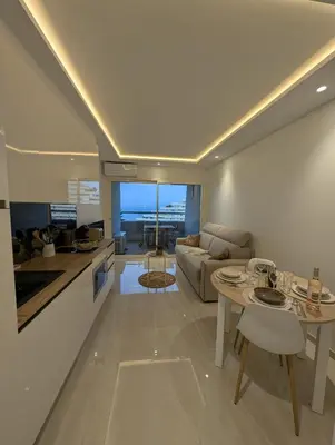Cuisine ou kitchenette dans l'établissement Marina Baie des Anges, Sublime Studio