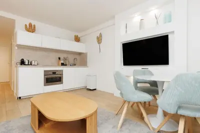 Cuisine ou kitchenette dans l'établissement El Sole - Plage - Wifi - Croisette