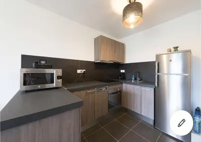 Cuisine ou kitchenette dans l'établissement Domaine Blue Park 2 pièces, piscine, jardin privé, climatisation, parking et vue