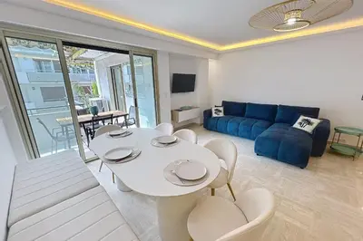 Coin salon dans l'établissement Wide and sunny 3 BR 2 Baths heart of Cannes gorgeous terrace city ctr