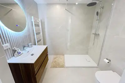 Salle de bains dans l'établissement Wide and sunny 3 BR 2 Baths heart of Cannes gorgeous terrace city ctr