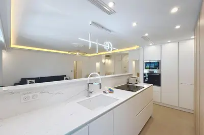 Cuisine ou kitchenette dans l'établissement Wide and sunny 3 BR 2 Baths heart of Cannes gorgeous terrace city ctr
