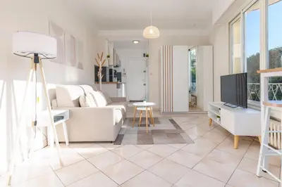 Télévision ou salle de divertissement dans l'établissement Le Léo - Terrasse, Parking, Piscine, Netflix