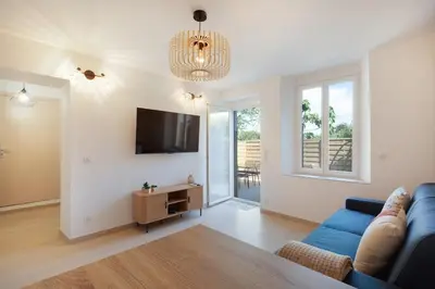 Télévision ou salle de divertissement dans l'établissement Studio avec Terrasse et piscine