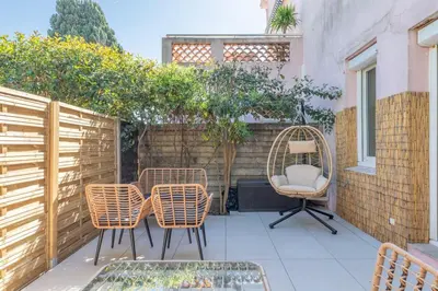 Jardin de l'établissement Studio avec Terrasse et piscine
