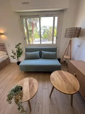 Coin salon dans l'établissement Seaside Studio with Terrace and Free Parking - Beach 2 Min Walk