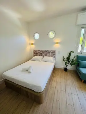 Un ou plusieurs lits dans un hébergement de l'établissement Seaside Studio with Terrace and Free Parking - Beach 2 Min Walk