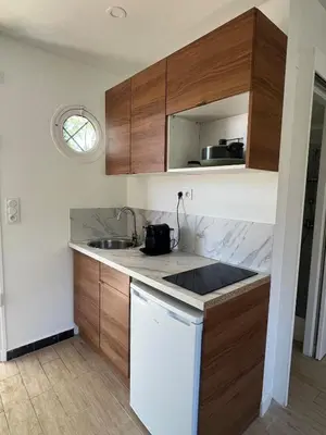 Cuisine ou kitchenette dans l'établissement Seaside Studio with Terrace and Free Parking - Beach 2 Min Walk
