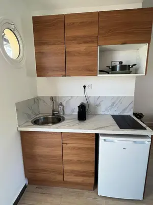Cuisine ou kitchenette dans l'établissement Seaside Studio with Terrace and Free Parking - Beach 2 Min Walk