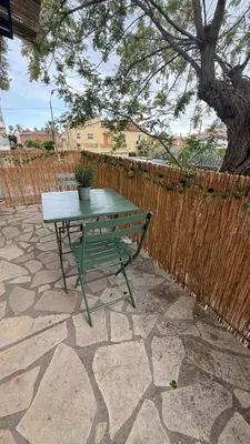 Balcon ou terrasse dans l'établissement Seaside Studio with Terrace and Free Parking - Beach 2 Min Walk