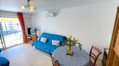 Coin salon dans l'établissement Apt Golfe-Juan à 300 m de la plage et près de Cannes 2, Centre et Gare
