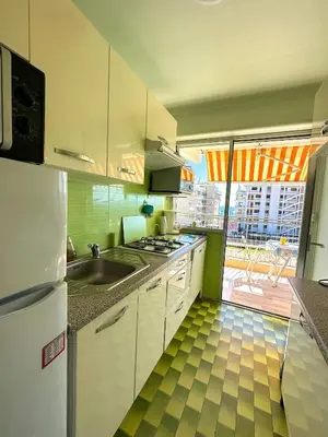 Cuisine ou kitchenette dans l'établissement Apt Golfe-Juan à 300 m de la plage et près de Cannes 2, Centre et Gare