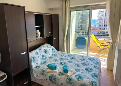 Un ou plusieurs lits dans un hébergement de l'établissement Apt Golfe-Juan à 300 m de la plage et près de Cannes 2, Centre et Gare