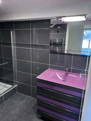 Salle de bains dans l'établissement duplex en bord de mer