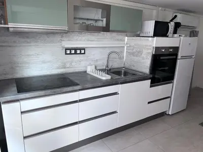 Cuisine ou kitchenette dans l'établissement duplex en bord de mer