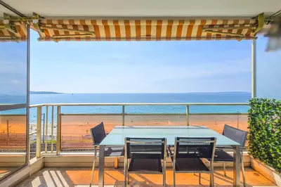 Vue générale sur la mer ou vue sur la mer prise depuis la maison de vacances