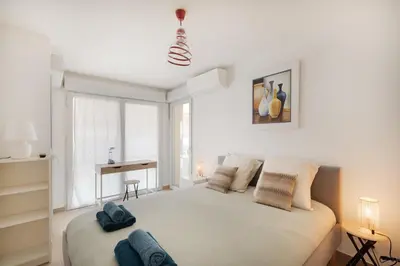 Un ou plusieurs lits dans un hébergement de l'établissement 6 couchages Juan Les Pins Centre 22 Louis Gallet