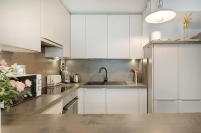Cuisine ou kitchenette dans l'établissement 6 couchages Juan Les Pins Centre 22 Louis Gallet