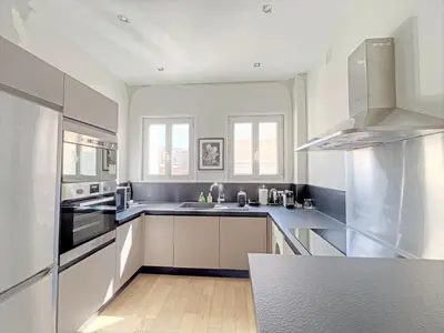 Cuisine ou kitchenette dans l'établissement IRIS APARTMENT backCroisette
