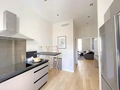 Cuisine ou kitchenette dans l'établissement IRIS APARTMENT backCroisette