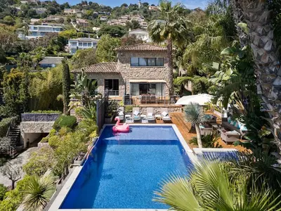 Piscine de l'établissement Azurenting - Domaine exclusif vue mer avec piscine ou située à proximité