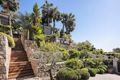 Jardin de l'établissement Azurenting - Domaine exclusif vue mer avec piscine