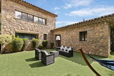 Jardin de l'établissement Azurenting - Domaine exclusif vue mer avec piscine
