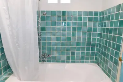 Salle de bains dans l'établissement VINTAGE -Cosy nid douillet Vieil Antibes- Idéal couple