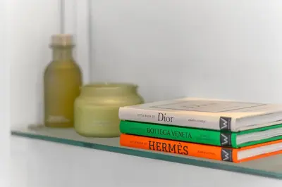 Bibliothèque dans l'appartement
