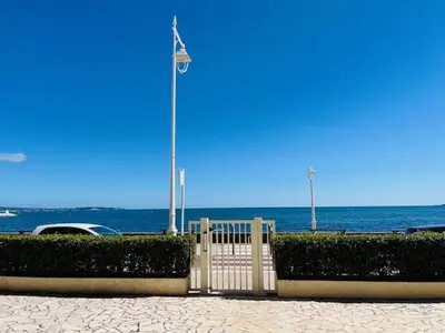 Vue générale sur la mer ou vue sur la mer prise depuis l'appartement