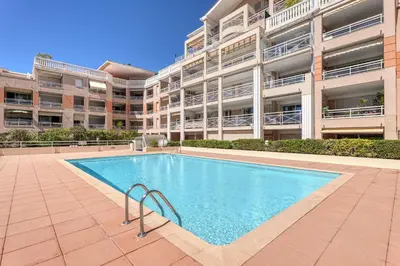 Piscine de l'établissement Port Azur Sea View - Happy Rentals ou située à proximité