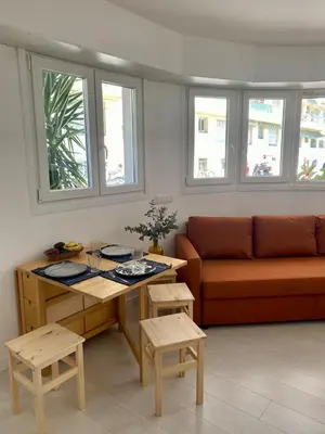 Coin salon dans l'établissement Appartement lumineux, rénové et à 10 min de la plage & parking - Cagnes sur Mer !