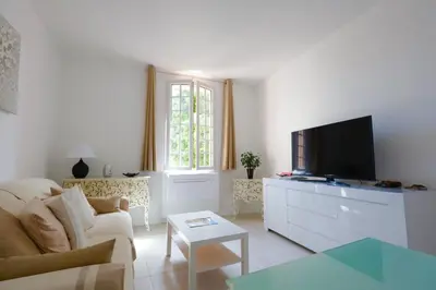 Télévision ou salle de divertissement dans l'établissement Le Nine - Apt 2 prs standing Vieil Antibes