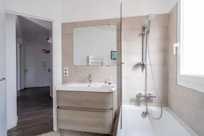 Salle de bains dans l'établissement LE MADRID avec balcon proche Croisette plages et Palais des Festivals