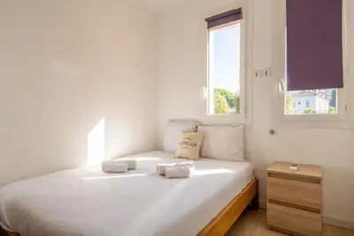Un ou plusieurs lits dans un hébergement de l'établissement LE MADRID avec balcon proche Croisette plages et Palais des Festivals