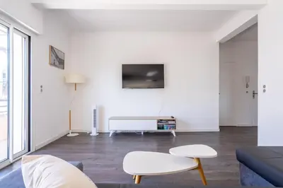 Télévision ou salle de divertissement dans l'établissement LE MADRID avec balcon proche Croisette plages et Palais des Festivals