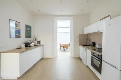 Cuisine ou kitchenette dans l'établissement LE WINDSOR avec extérieur, spacieux et chaleureux pour un plaisir partagé