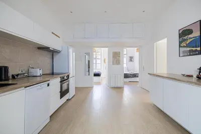Cuisine ou kitchenette dans l'établissement LE WINDSOR avec extérieur, spacieux et chaleureux pour un plaisir partagé