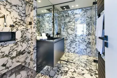 Salle de bains dans l'établissement L'HORIZON avec somptueuse terrasse vue mer