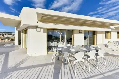 Restaurant ou autre lieu de restauration dans l'établissement L'HORIZON avec somptueuse terrasse vue mer