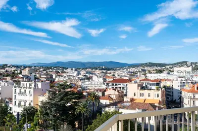 Vue générale sur Cannes ou vue de la ville depuis l'appartement