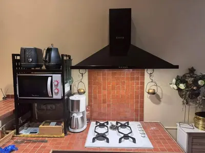 Cuisine ou kitchenette dans l'établissement L'AUTHENTIQUE charme rustique et rétro proche Croisette et plages