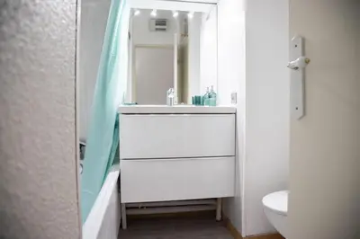 Salle de bains dans l'établissement Beautiful vacation apartment - Swimming pool - Parking