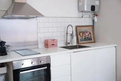 Cuisine ou kitchenette dans l'établissement Koselig leilighet i Antibes