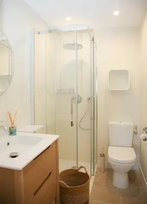 Salle de bains dans l'établissement 3BR on the Remparts of Antibes - Sea & Mountain View